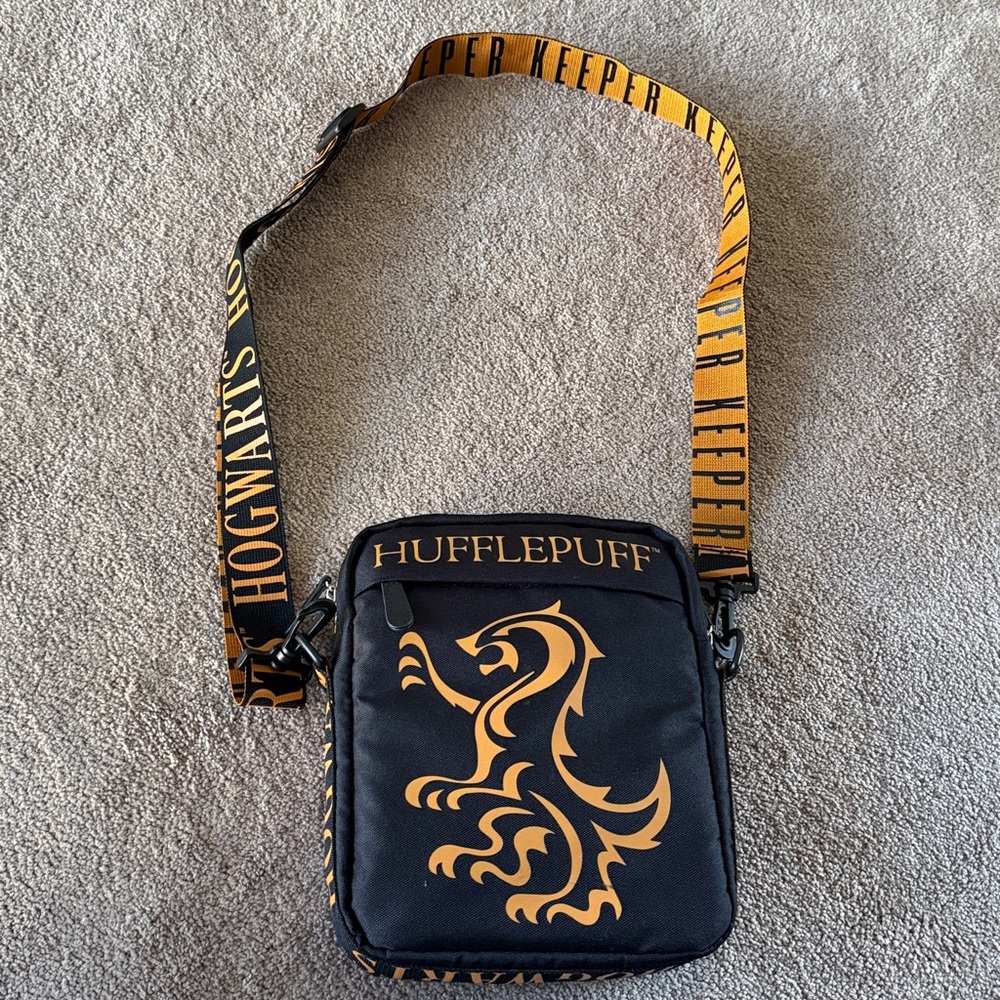 Universal Studios Hufflepuff™ Quidditch™ Keeper Crossbody Bag new with tags